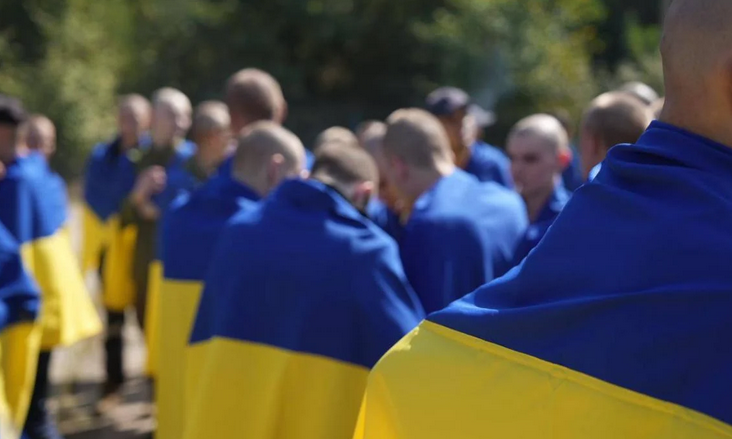 Дехто був у полоні 10 років: Зеленський назвав кількість звільнених з РФ за чотири роки